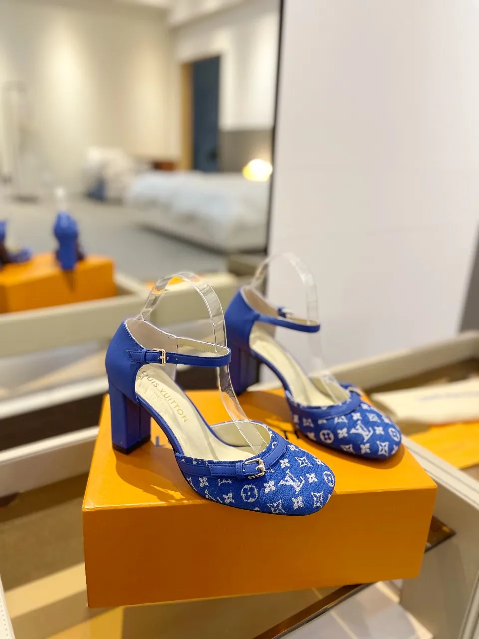👟👟Ex-factory price 640👟👟 2024 latest L✔ The latest catwalk style slippers from L✔ Home counters, official website series updated simultaneously, perfect last + LV new element button design, full of femininity, noble temperament, original reverse mold last, ultimate 1:1 shape, high-end quality, imported high-end fabrics showing exquisite texture! Fabric: LV denim Lining: high-quality soft sheepskin lining Feet: imported goatskin Customized A-grade high-density private mold outsole, luxurious packaging! 8 cm thick heel Size: 34-42, (34, 40, 41, 42 customizations are non-refundable)